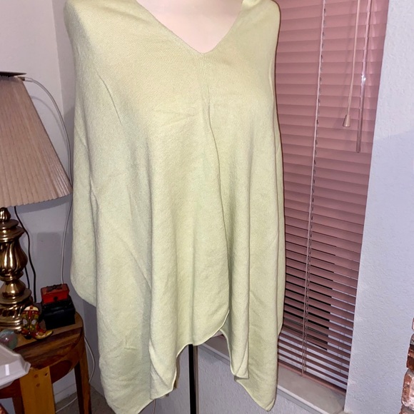 GAP Shawl NWOT - Picture 2 of 2